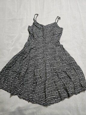 Old Navy Sleeveless Knee Length Swing Dress Black White